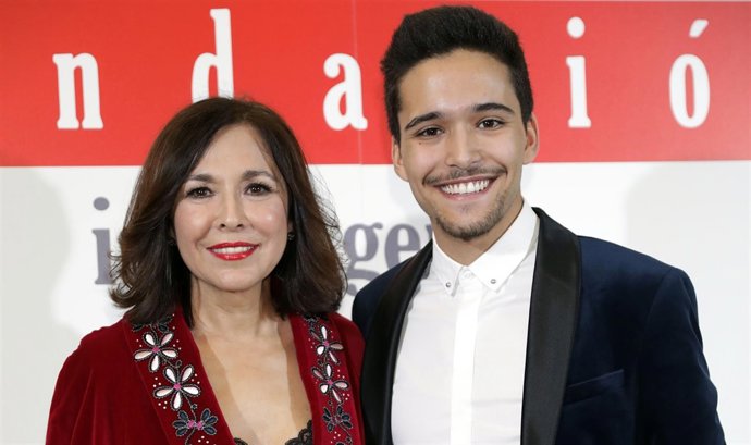 ISABEL GEMIO CON SU HIJO MENOR