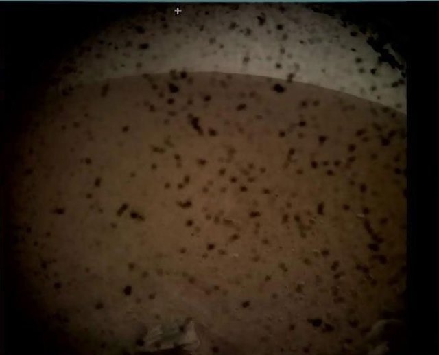 Primera imatge transmesa per la sonda InSight després d'aterrar a Mart