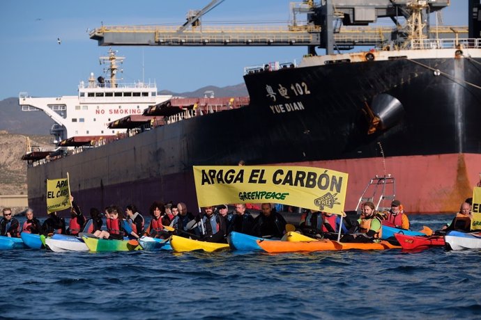 Activistas en kayak de Greenpeace acceden a la central térmica de Carboneras