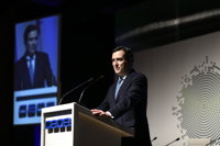 Garamendi advierte de que no se puede "condenar de golpe" a los motores de combustión