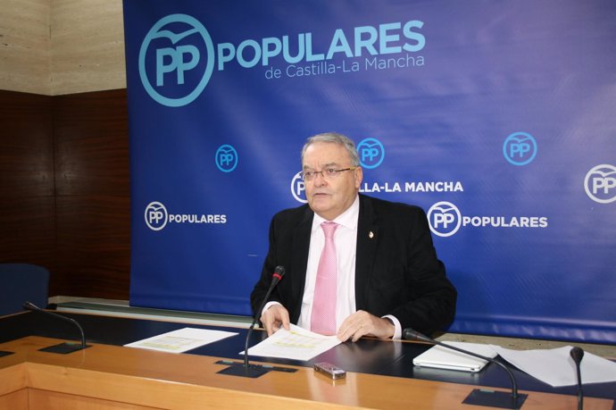 Pp Clm (Cortes De Voz Y Fotografía) El Senador Juan Antonio De Las Heras, En Rue