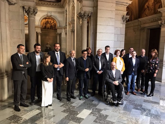 Siete ayuntamientos catalanes unifican su contratación pública