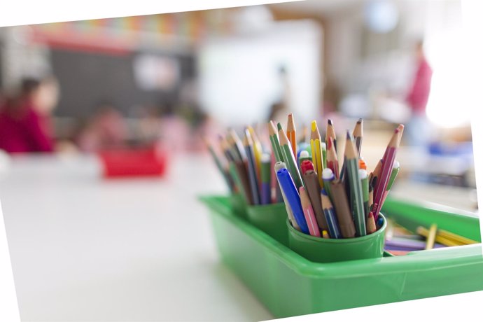 Lápices de colores en un aula de primaria