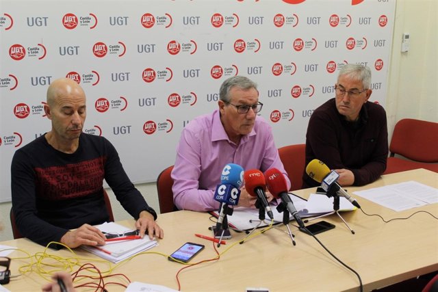 El secretario de la Federación, Francisco Estravis (centro)