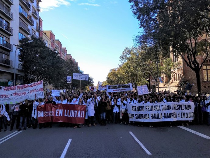 La manifestació de metges talla la Travessera de les Corts de Barcelona