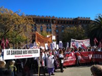 Más de un millar de médicos paraliza la Diagonal de Barcelona al grito de "a tí también te afecta"