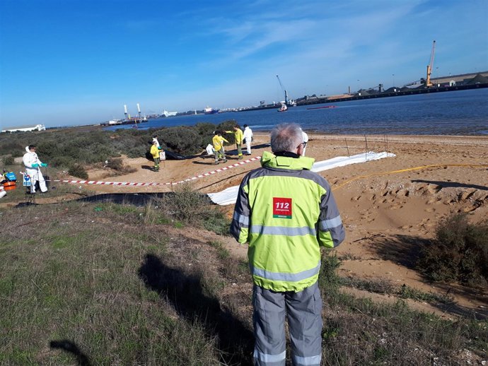 Simulacro sobre contaminación del litoral en Huelva.