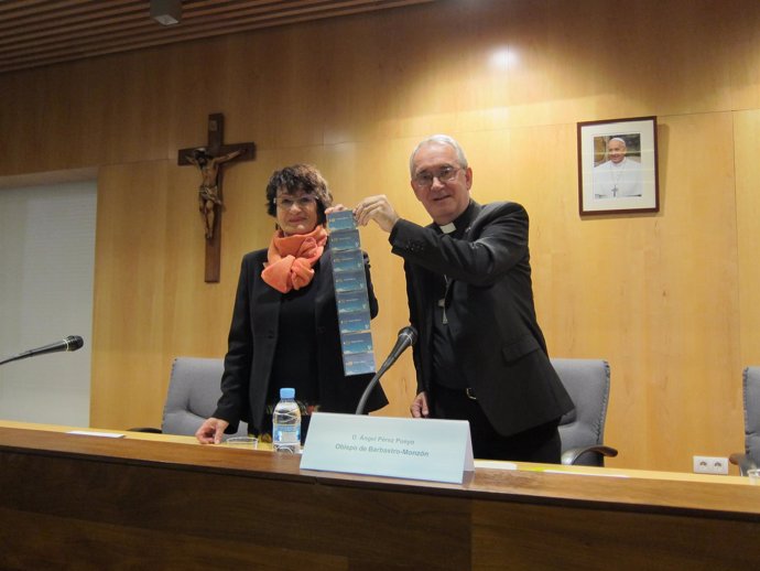 Isabel Escartín y monseñor Ángel Pérez muestran las tarjetas de la campaña