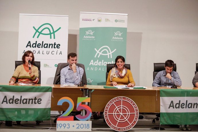 Antonio Maíllo y Teresa Rodríguez en un acto público con jóvenes en Huelva