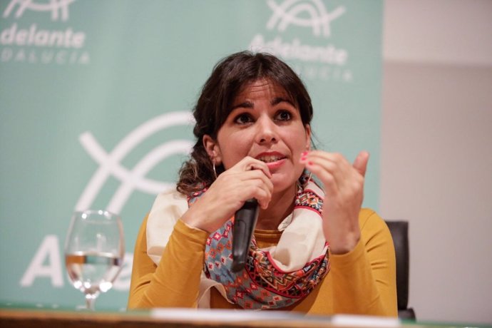 Teresa Rodríguez en un acto de Adelante Andalucía con jóvenes en Huelva