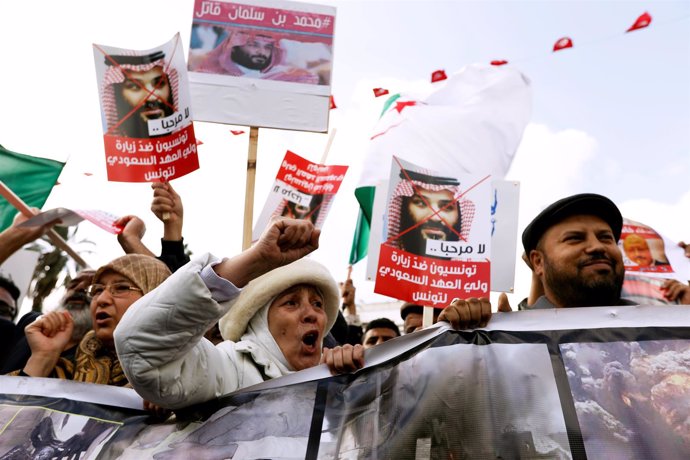 Manifestación contra la visita del príncipe saudí, Mohamed Bin Salman, en Túnez