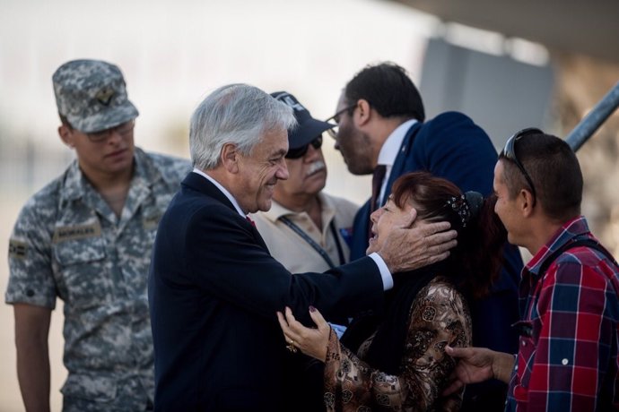 El presidente de Chile, Sebastián Piñera, recibe repatriados desde Venezuela