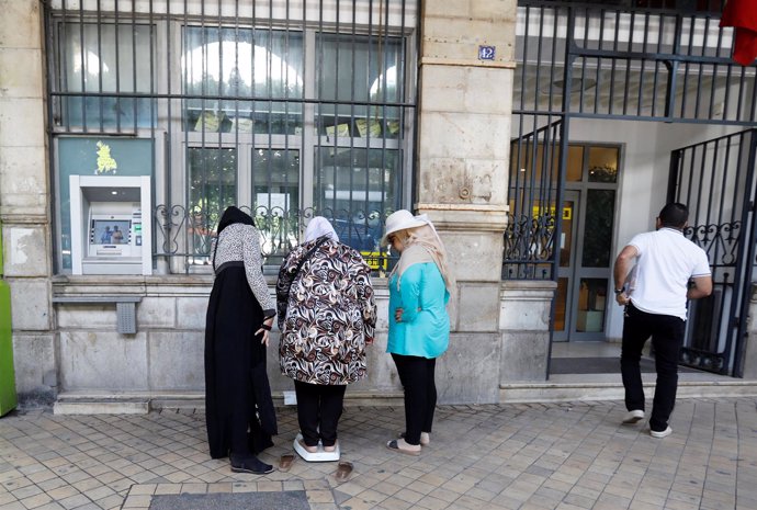 Mujeres frente a un banco en la capital de Túnez