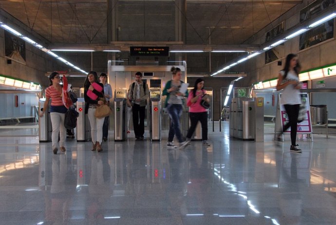 Usuarios del metro de Sevilla