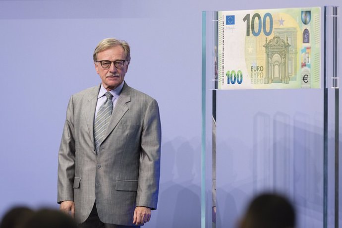  Yves Mersch (BCE) Junto A Un Billete De 100 Euros