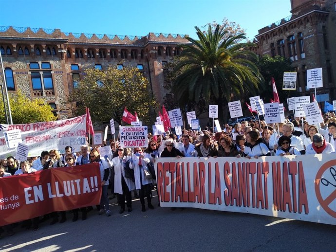 Manifestació de metges davant la Conselleria de Salut durant la vaga