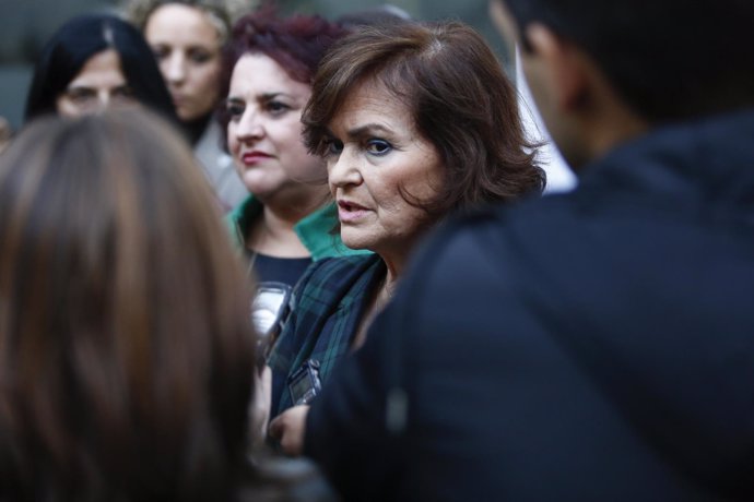 La vicepresidenta del Gobierno, Carmen Calvo, atiende a los medios