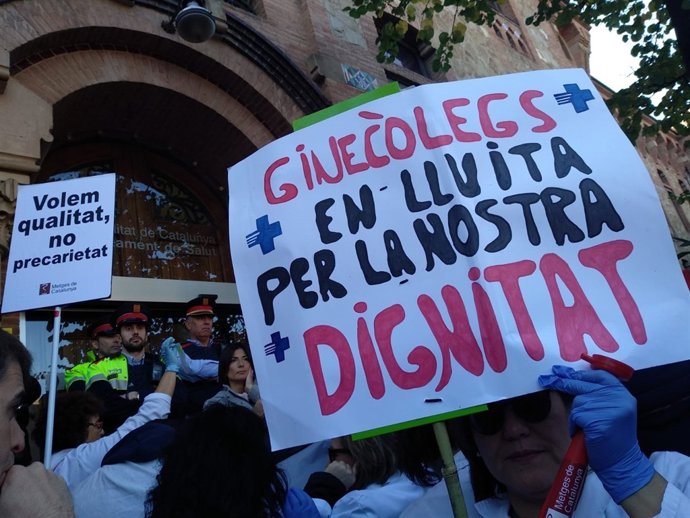 Manifestació de metges davant la Conselleria de Salut durant la vaga