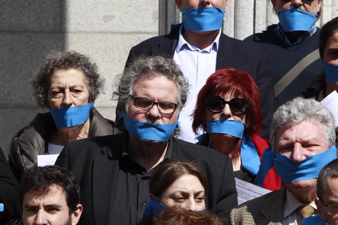 Joan Tarda protesta en el Congreso contra la ley mordaza