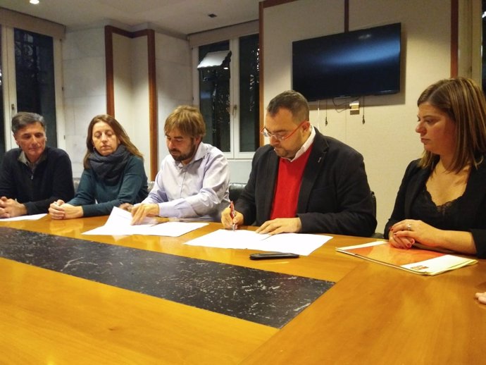 Firma del acuerdo presupuestario entre la FSA y Podemos.