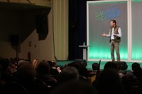 Moreno pide a los andaluces que "espabilen" y eviten que la crisis de otro gobierno del PSOE "llame a sus puertas"