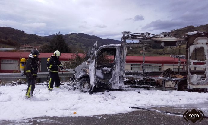 Incendio de un camión de comida en Pola de Lena