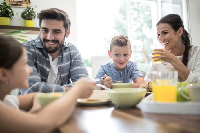 Desayunar en familia es una actividad muy recomendada. 