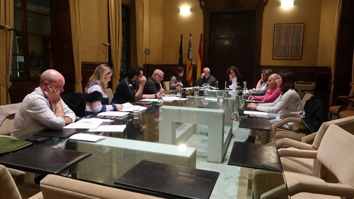 Consellera de Hacienda, Catalina Cladera, reunida