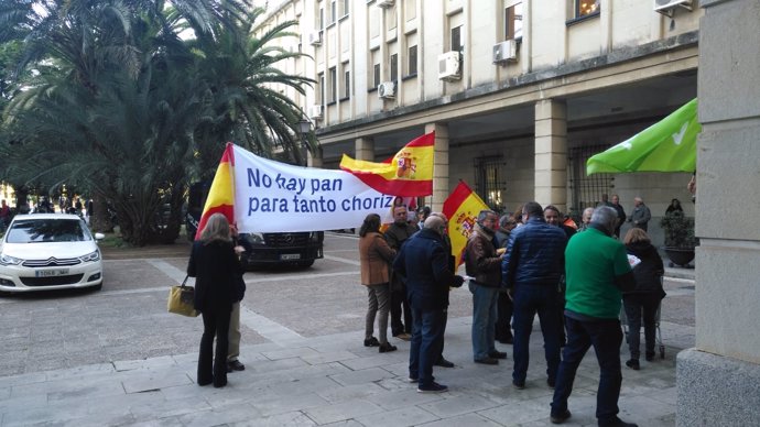VOX protesta ante el juicio de los ERE con el lema No hay pan para tanto chorizo