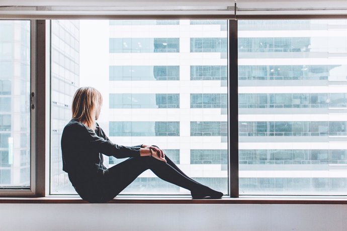 Mujer, triste, ventana, depresión