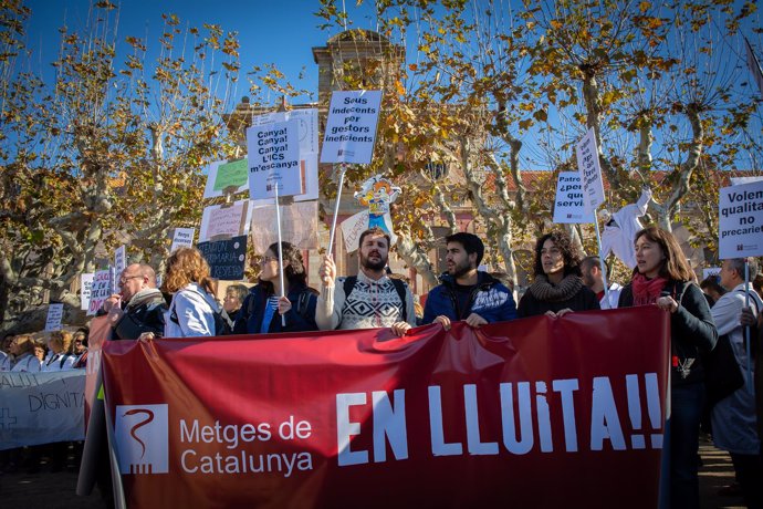 Concentración de médicos ante el Parlament de Catalunya en la tercera jornada de