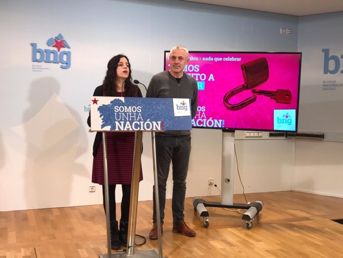 Noa Presas y Bieito Lobeira, responsables del BNG, en la campaña del 6 dicie
