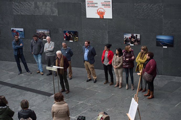 Inauguración de la exposición sobre las migraciones en el Parlamento foral