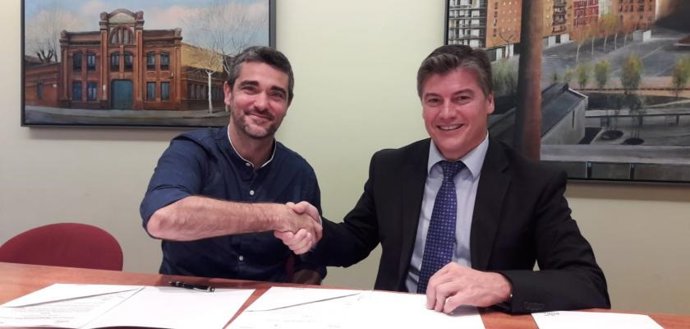 Àlex Puig (Alastria) i Antoni Cañete (Pimec), durant la signatura de l'acord