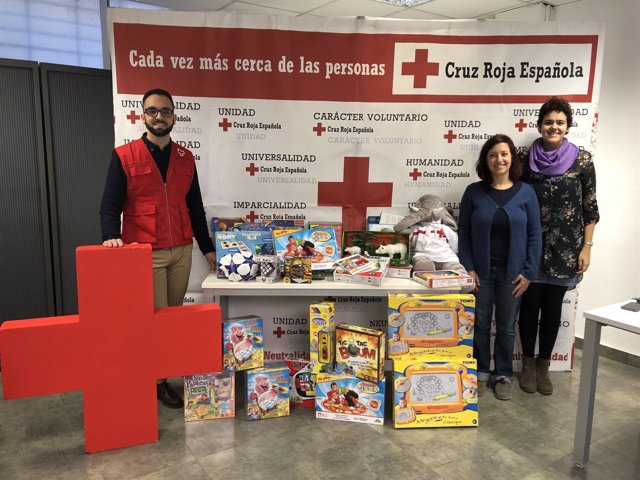 Adrián Massotti y Tiscar López presentan la campaña de Navidad de Cruz Roja