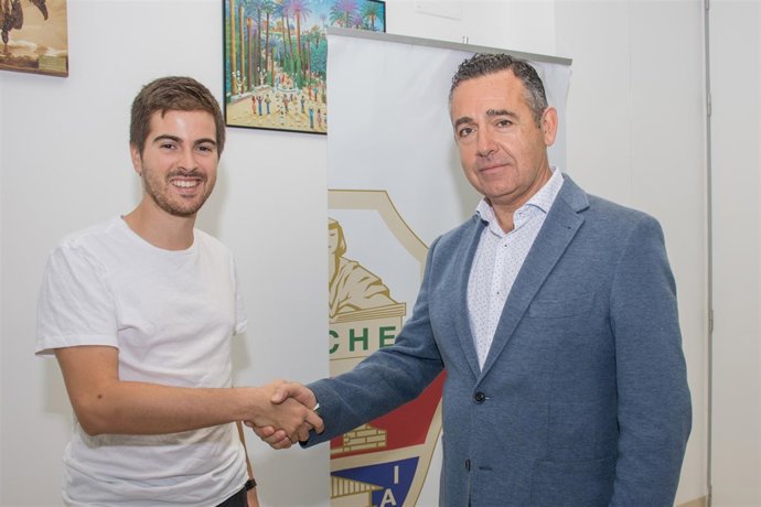 El presidente del Elche CF, Diego García, firma un acuerdo con Slowwalk