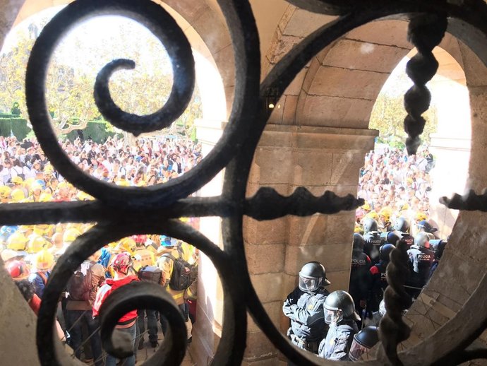 Protesta davant del Parlament de metges i bombers