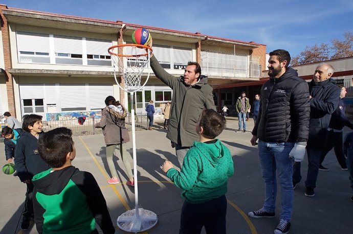 El alcalde juega al baloncesto con niños del colegio Miguel Íscar. 28-11-18