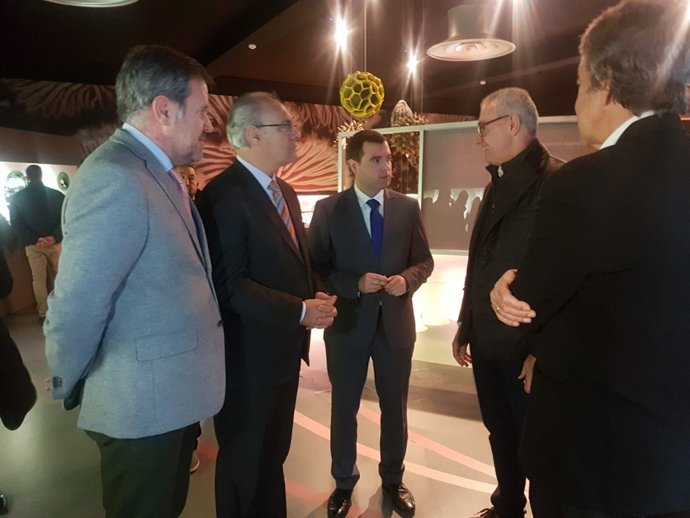 Durán (2º izda.), entre Algar y Mármol en la inauguración del congreso