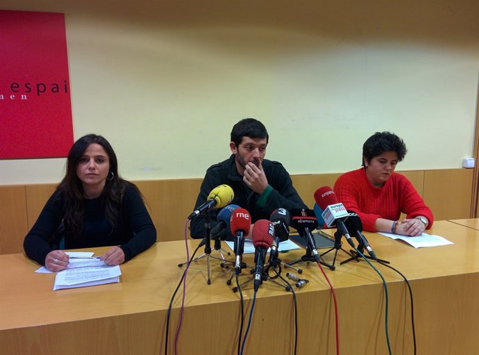 Maria Sirvent (CUP), Xavi Pellicer (Alerta Solidària) i Adriana Roca (Arran)