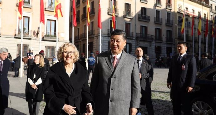 La alcaldesa de Madrid, Manuela Carmena, con el presidente de China, Xi Jinping