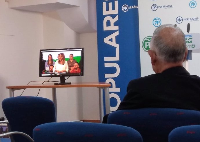 Gabriel Amat (PP) observa un vídeo de Susana Díaz en Roquetas