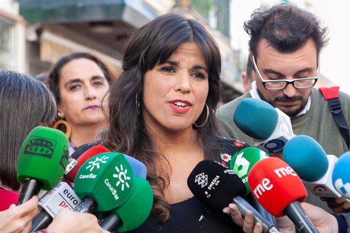 Teresa Rodríguez atiende a los medios en un acto electoral en El Puerto (Cádiz)