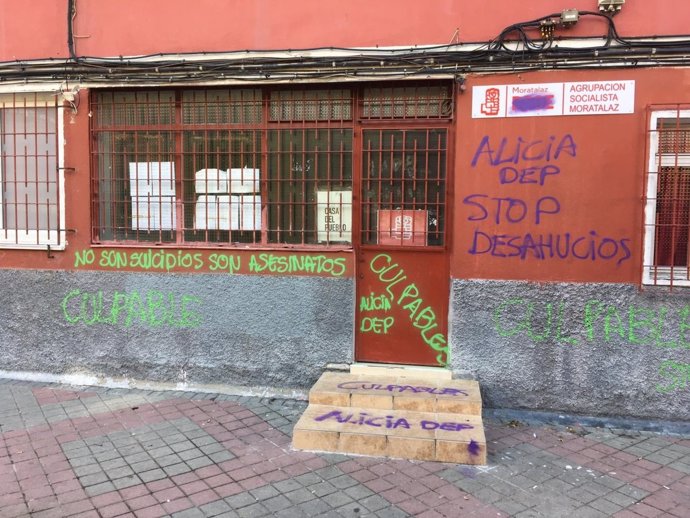 Pintadas en la sede de Moratalaz por el suicidio de la mujer desahuciada