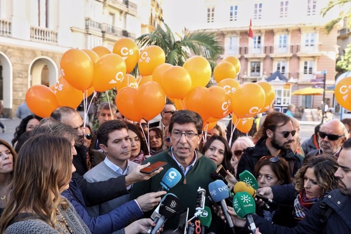 Juan Marín (Cs) atiende a los medios en Cádiz durante un paseo electoral
