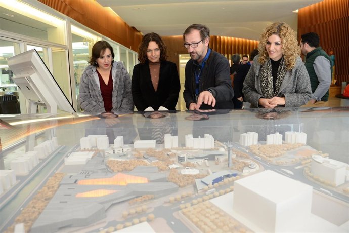 Visita de Lina Gálvez al Parque de las Ciencias