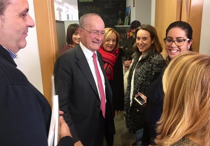 Cuca Gamarra visita asociación málaga arrabal 2D elecciones alcalde y mariví rom