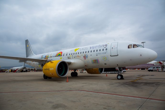 Vueling presenta el A320neo con el nuevo vinilado "kids" para celebrar el Día Un