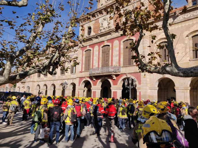 Bombers davant el Parlament
