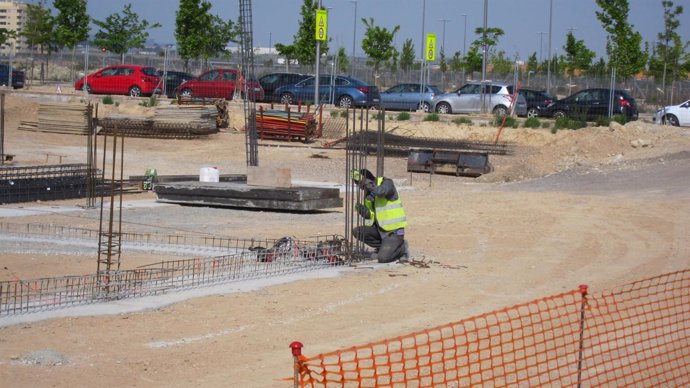                               Un Obrero Trabaja En Una Construcción En Zaragoza